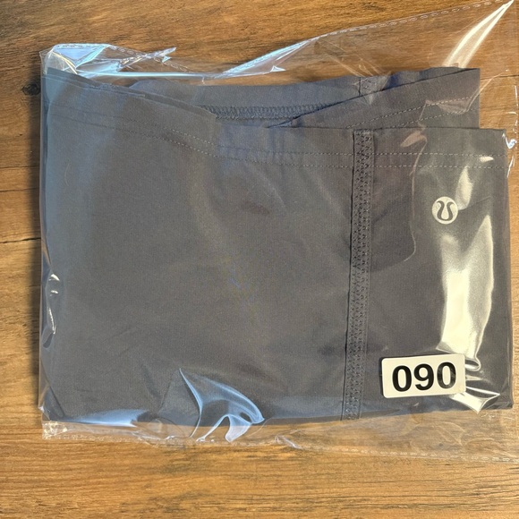 Lululemon Women’s Running Shorts Gray Size 6 Zipper Pocket - Picture 9 of 9